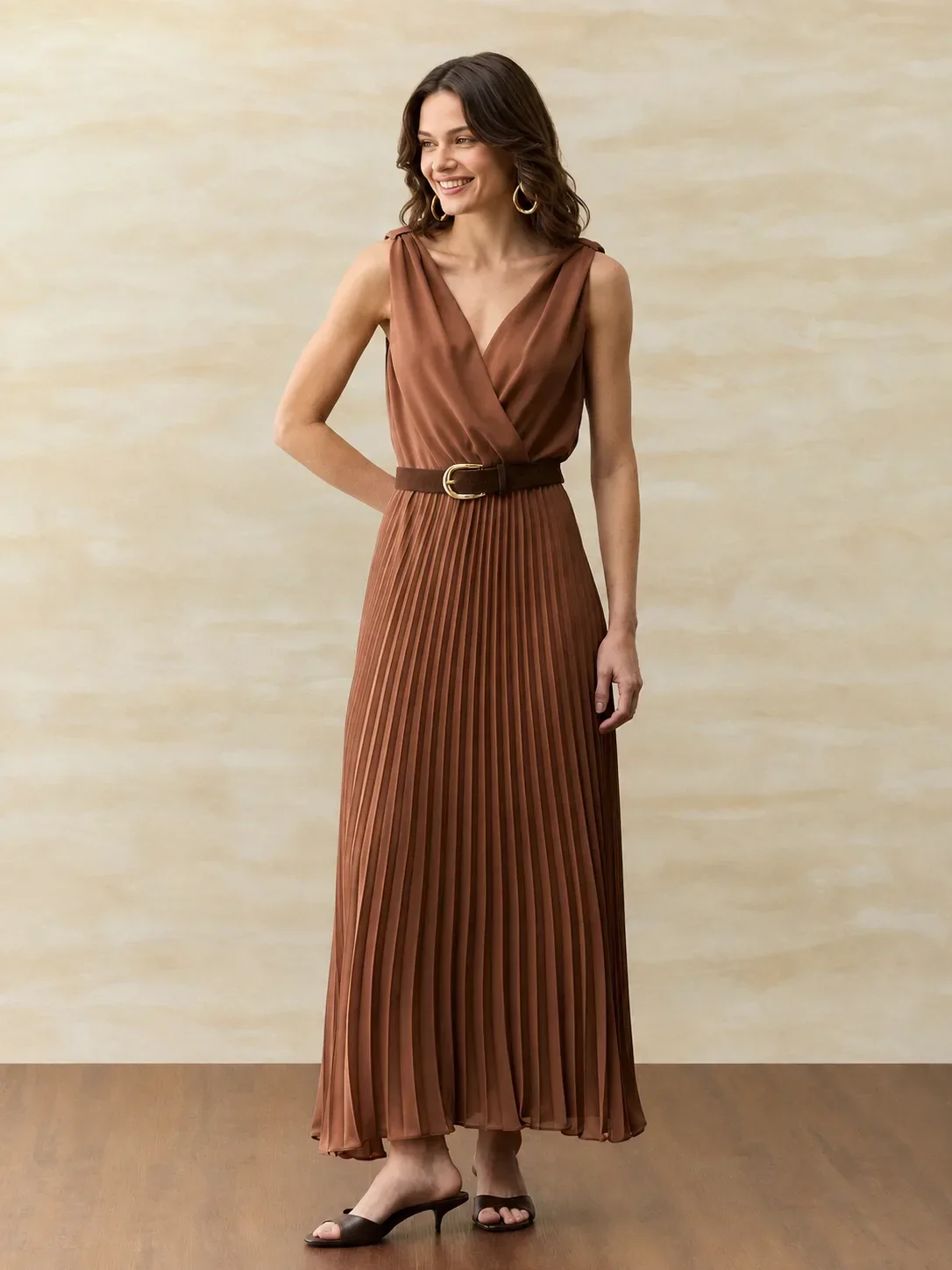 Vestido Plissado Decote V Com Cinto Marrom