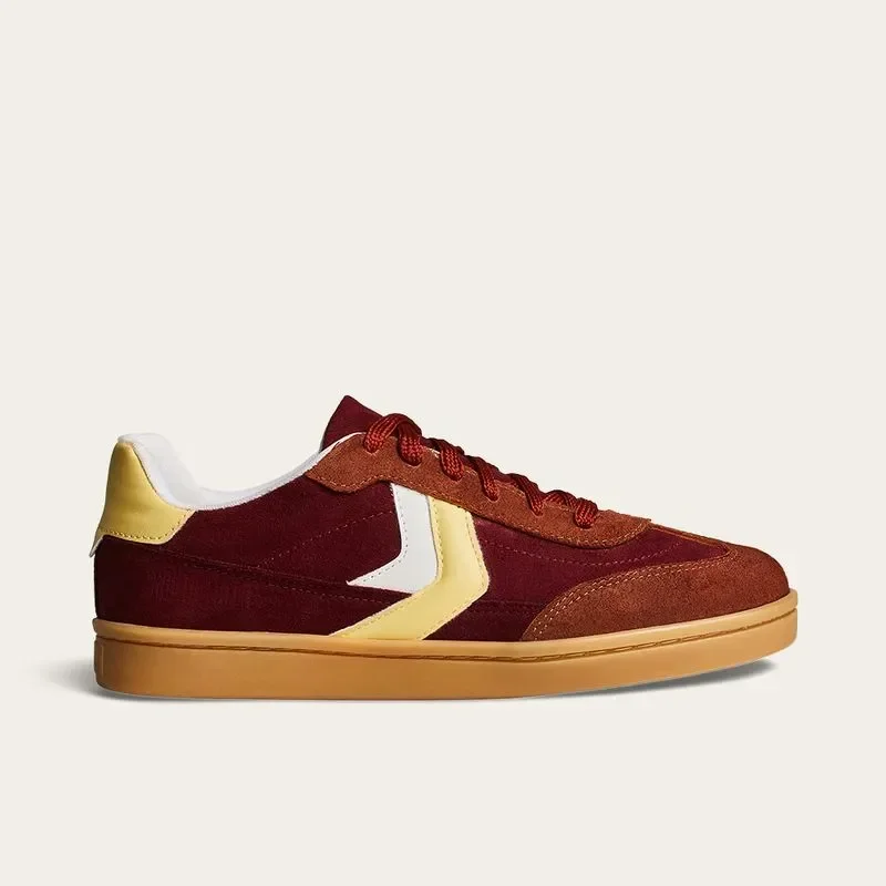 Tênis Casual Vinho com Detalhes Contrastantes