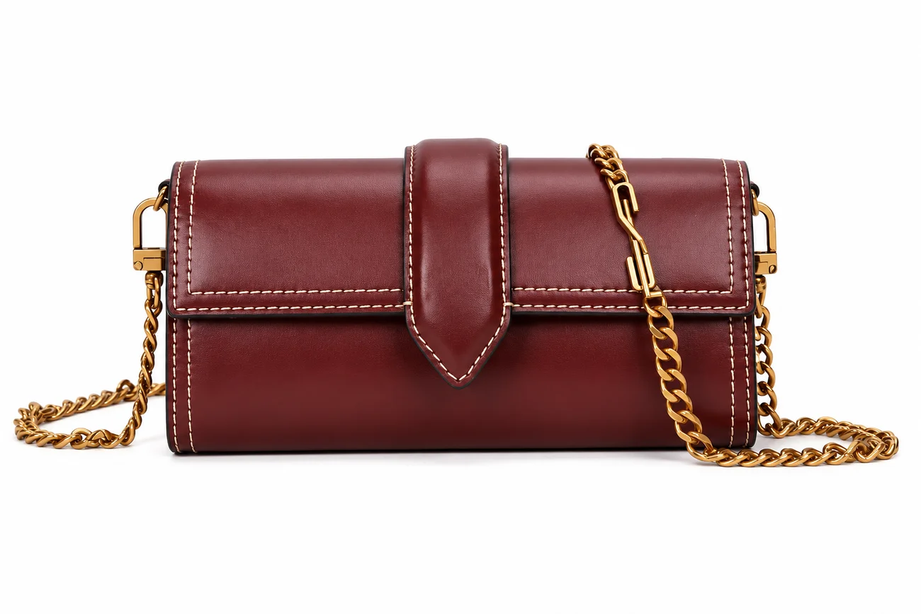 Bolsa Tiracolo Vinho com Corrente Dourada e Aba