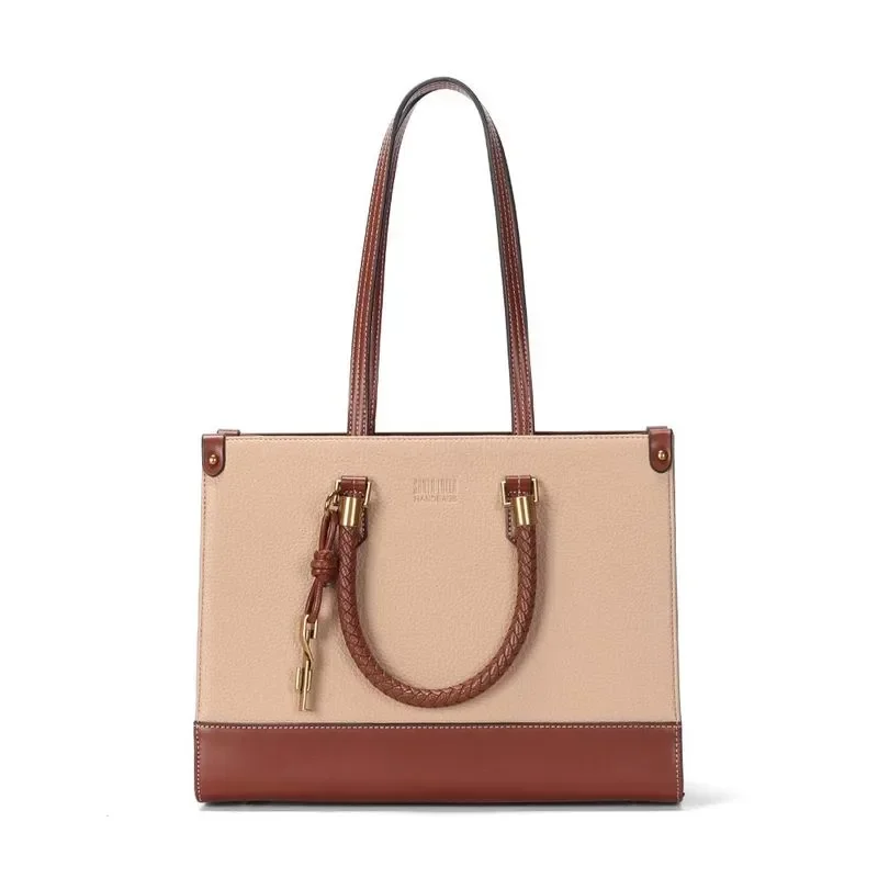 Bolsa Tote Bege com Alça Trançada e Detalhes Contrastantes