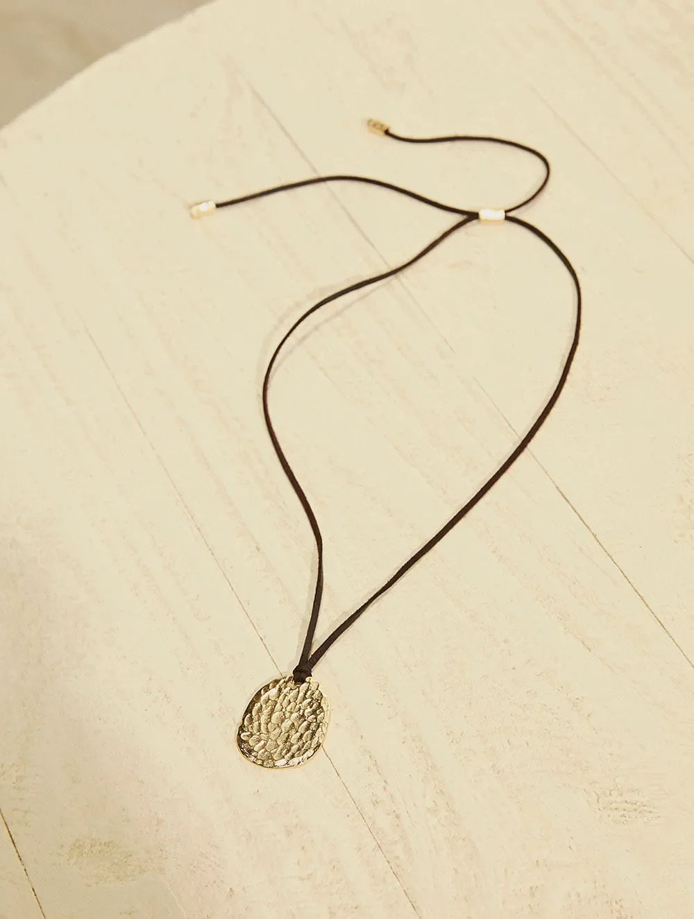 Colar com Pingente Texturizado Dourado e Cordão Ajustável
