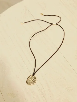 Colar com Pingente Texturizado Dourado e Cordão Ajustável