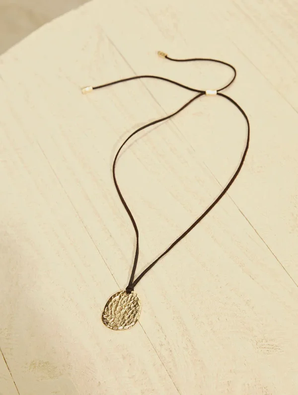 Colar com Pingente Texturizado Dourado e Cordão Ajustável