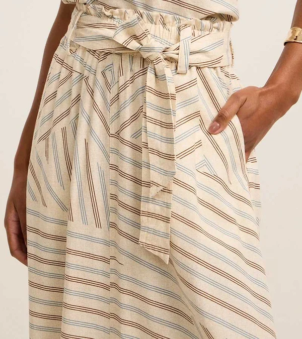 Blusa em Viscolinho com Recortes e Listras Diagonais Bege — foto 4