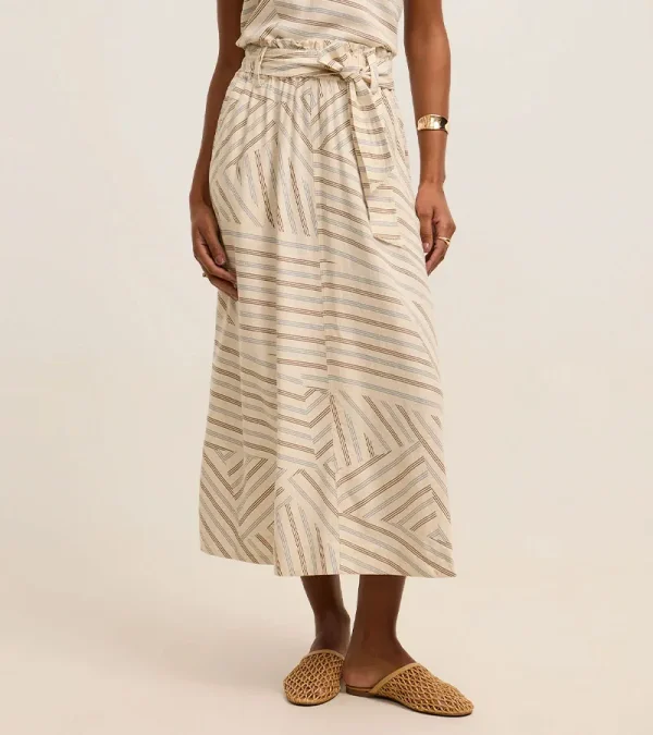 Blusa em Viscolinho com Recortes e Listras Diagonais Bege — foto 3
