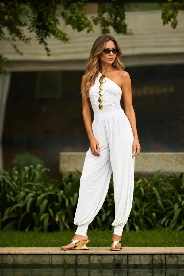 Macacão Um Ombro com Detalhe Dourado e Calça Ampla