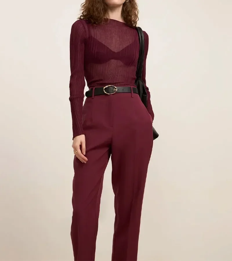 Calça Cenoura Alfaiatada com Cinto Fivela em Material Sintético Vinho