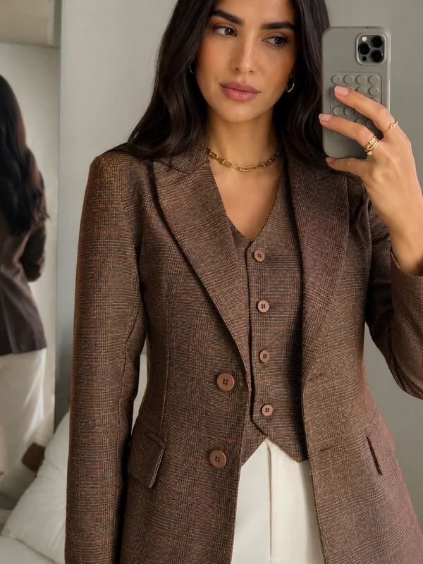 Blazer Feminino Xadrez Marrom com Lapela Alongada