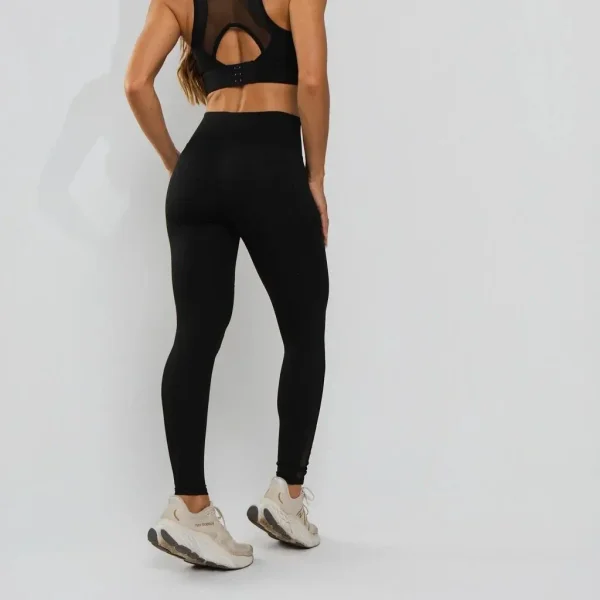Legging Fitness Preta com Recorte — foto 4