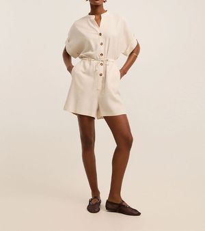 Macaquinho Boho Chemise Em Viscolinho Com Gola Padre Bege