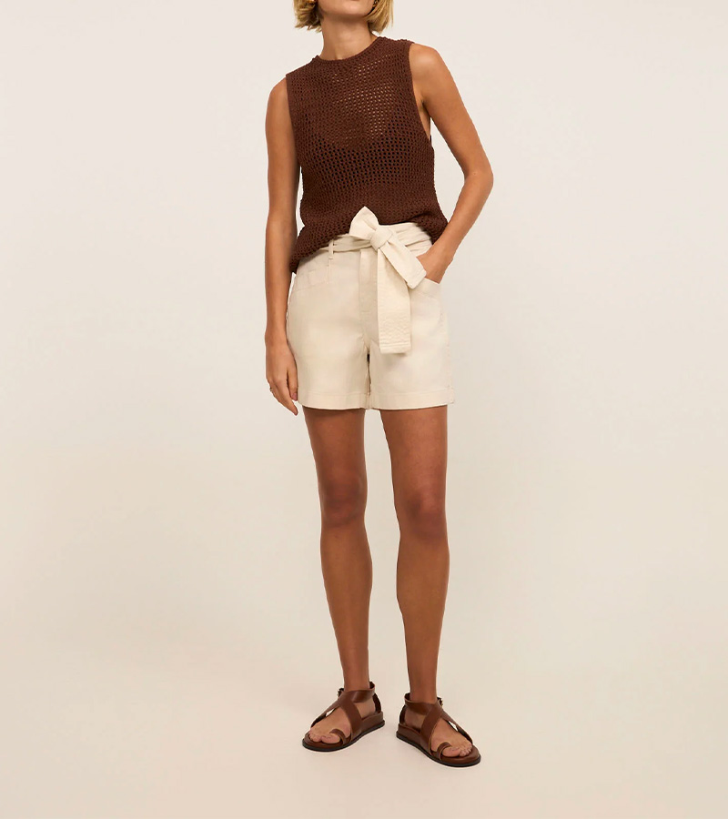 Short Curto Em Sarja Com Elastano E Cinto Faixa Marrom